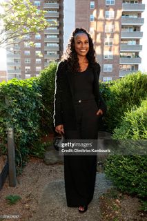 Issa Rae feet photo thumbnail