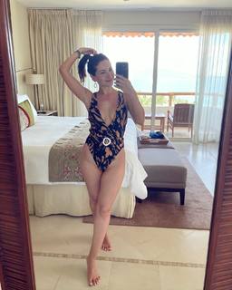 Ivana Baquero feet photo thumbnail