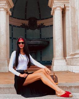 Ivana Knöll feet photo thumbnail