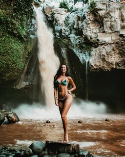 Ivana Knöll feet photo thumbnail