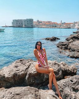 Ivana Knöll feet photo thumbnail