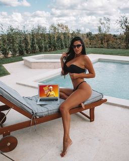 Ivana Knöll feet photo thumbnail