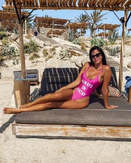 Ivana Knöll feet photo thumbnail