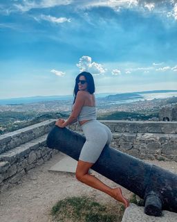 Ivana Knöll feet photo thumbnail