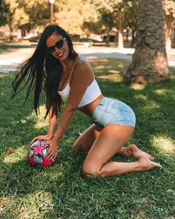 Ivana Knöll feet photo thumbnail