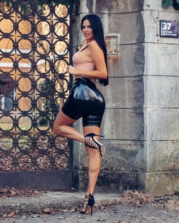 Ivana Knöll feet photo thumbnail