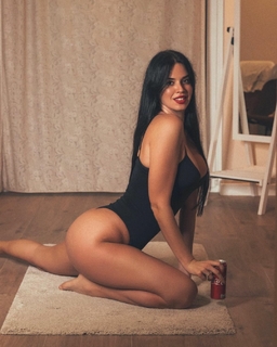 Ivana Knöll feet photo thumbnail