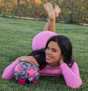 Ivana Knöll feet photo thumbnail