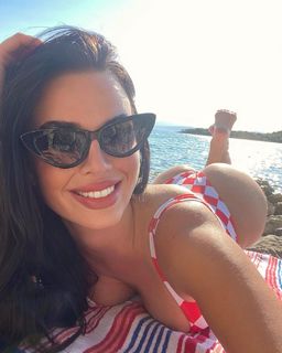 Ivana Knöll feet photo thumbnail