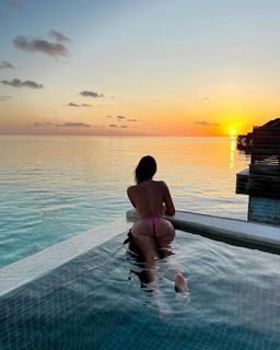 Ivana Knöll feet photo thumbnail