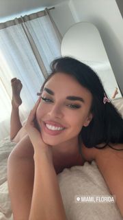 Ivana Knöll feet photo thumbnail