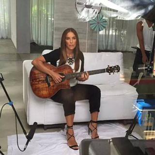 Ivete Sangalo feet photo 12