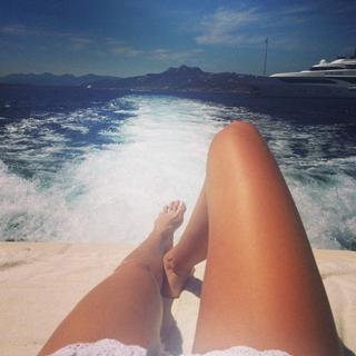 Izabel Goulart feet photo thumbnail