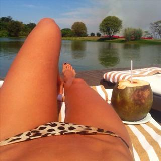 Izabel Goulart feet photo thumbnail