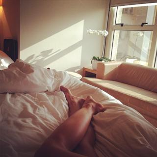 Izabel Goulart feet photo thumbnail