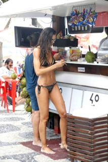 Izabel Goulart feet photo thumbnail