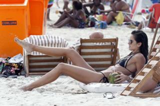 Izabel Goulart feet photo thumbnail
