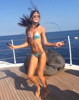 Izabel Goulart feet photo thumbnail