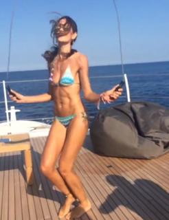 Izabel Goulart feet photo thumbnail