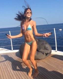 Izabel Goulart feet photo thumbnail