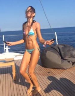Izabel Goulart feet photo thumbnail