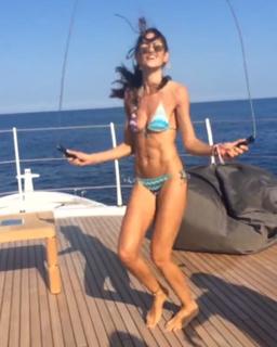 Izabel Goulart feet photo thumbnail