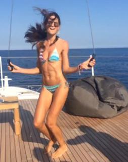 Izabel Goulart feet photo thumbnail