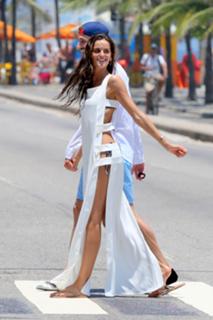 Izabel Goulart feet photo thumbnail