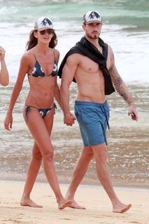 Izabel Goulart feet photo thumbnail