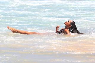 Izabel Goulart feet photo thumbnail