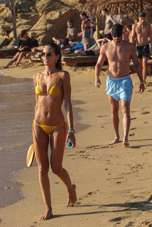 Izabel Goulart feet photo thumbnail