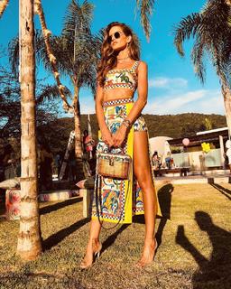 Izabel Goulart feet photo thumbnail