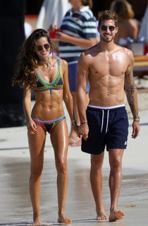 Izabel Goulart feet photo thumbnail