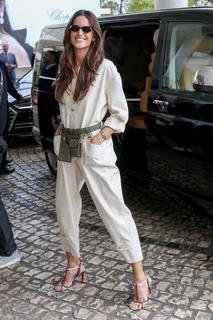 Izabel Goulart feet photo thumbnail