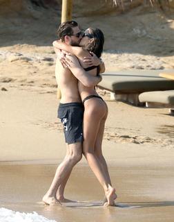 Izabel Goulart feet photo thumbnail