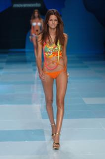 Izabel Goulart feet photo thumbnail