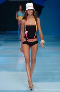 Izabel Goulart feet photo thumbnail