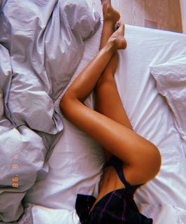 Izabel Goulart feet photo thumbnail