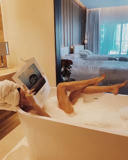 Izabel Goulart feet photo thumbnail