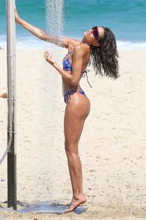 Izabel Goulart feet photo thumbnail