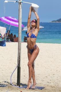 Izabel Goulart feet photo thumbnail