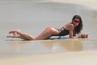 Izabel Goulart feet photo thumbnail