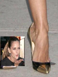 Izabel Goulart feet photo thumbnail