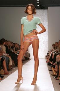 Izabel Goulart feet photo thumbnail