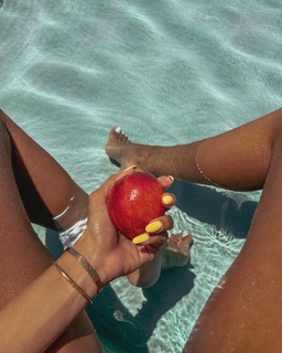 Izabel Goulart feet photo thumbnail
