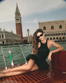 Izabel Goulart feet photo thumbnail