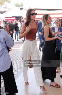 Izabel Goulart feet photo thumbnail
