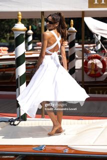 Izabel Goulart feet photo thumbnail
