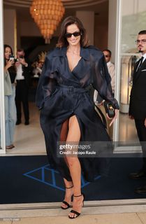 Izabel Goulart feet photo thumbnail