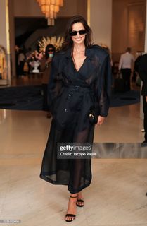 Izabel Goulart feet photo thumbnail